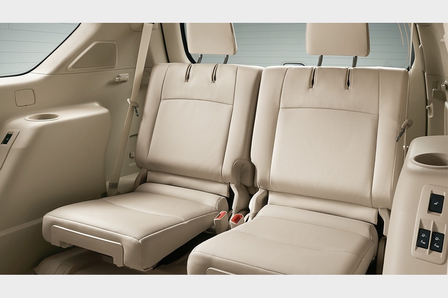 carlineup_landcruiserprado_interior_space_pic_01
